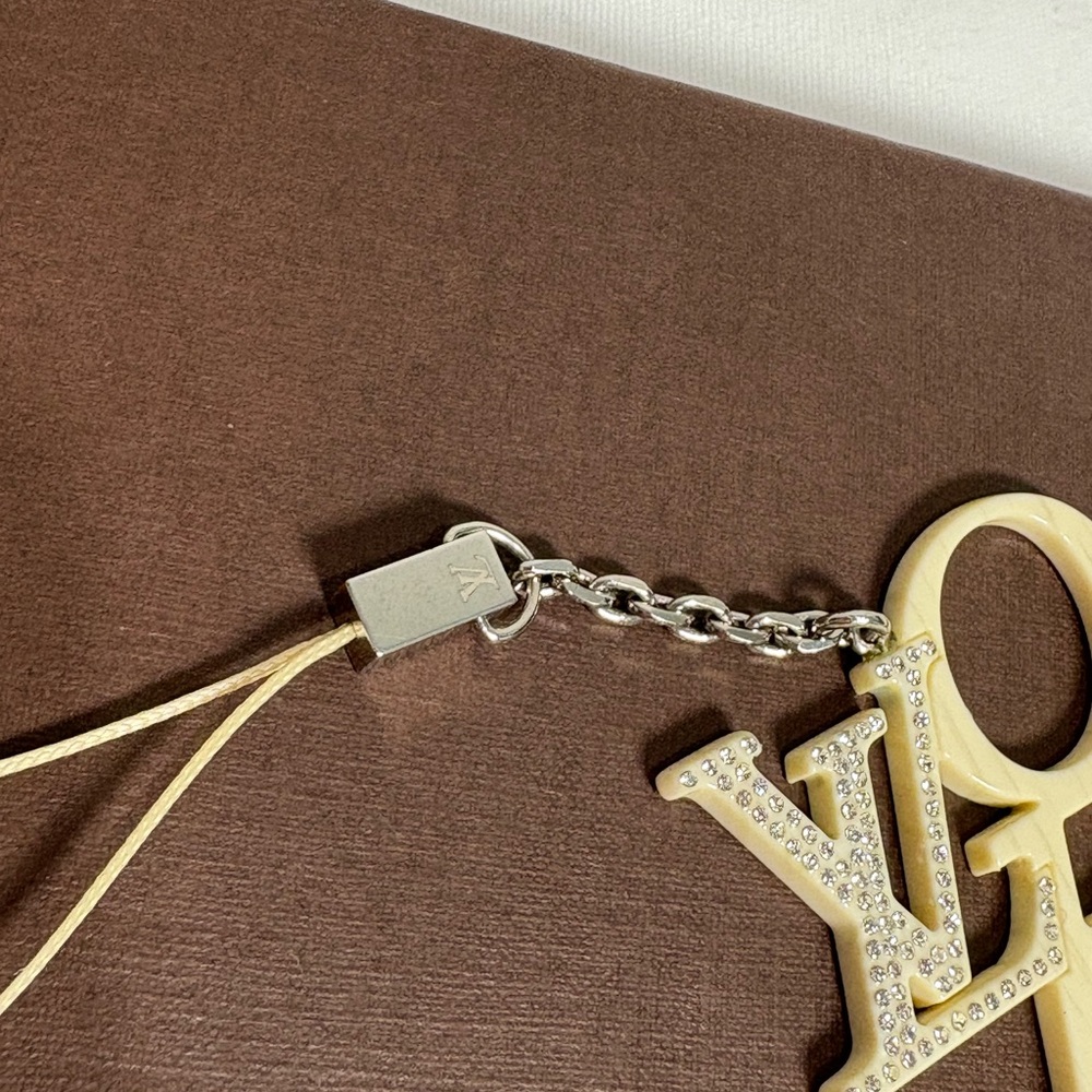 Authentic LOUIS VUITTON love phone/keychain with box duster and certificate - Picture 3 of 6